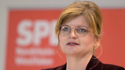 Sarah Philipp vor SPD-Logo (2024)