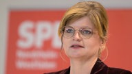Sarah Philipp vor SPD-Logo (2024)