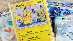 Diese Fotomontage zeigt Pokémon-Sammelkarten