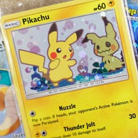 Diese Fotomontage zeigt Pokémon-Sammelkarten