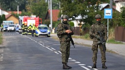 Polnische Rettungskräfte und Polizei am Ort eines Drohnenangriffs in Wyryki (10.09.2025)