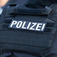 Symbolfoto: Mensch in Uniform mit der Aufschrift "Polizei"