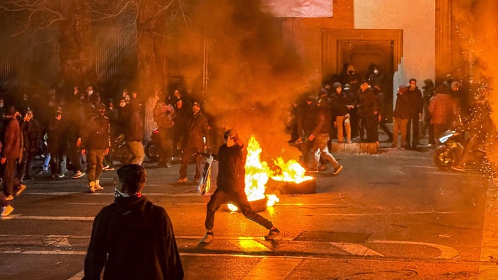  Iraner:innen bei einer Straßenblockade während eines Protests in Teheran (09.01.2026).