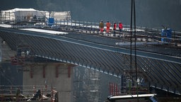 Bauarbeiter auf einem unfertigen Teilabschnitt der im Neubau befindlichen Rahmedetalbrücke