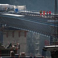 Bauarbeiter auf einem unfertigen Teilabschnitt der im Neubau befindlichen Rahmedetalbrücke