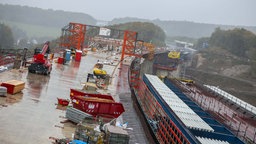 Aussicht auf die Baustelle der neuen Rahmedetalbrücke von einer Aussichtsplattform aus (2025).