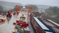 Aussicht auf die Baustelle der neuen Rahmedetalbrücke von einer Aussichtsplattform aus (2025).