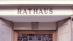 Symbolbild: Über einem Eingang steht "Rathaus".