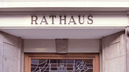 Symbolbild: Über einem Eingang steht "Rathaus".