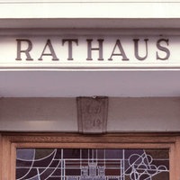 Symbolbild: Über einem Eingang steht "Rathaus".