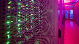 LEDs leuchten in einem Serverschrank in einem Rechenzentrum.
