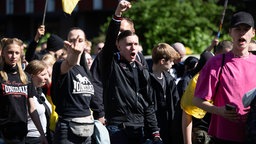 Jugendliche und junge Erwachsene auf einer rechtsextremen Demo
