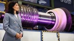 Symbolbild: Katharina Reiche neben einer Gasturbine bei Siemens Energy in Berlin (05.08.2025)
