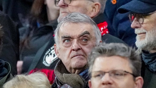 Herbert Reul in einem Fußballstadion.