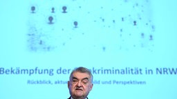 Symbolbild: Herbert Reul (CDU), Innenminister von NRW, während einer Pressekonferenz zum "Lagebild Clankriminalität" (2022).