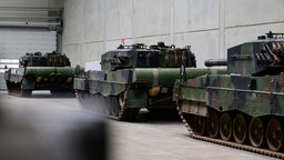 Symbolbild: Leopard-Panzer in einre Halle
