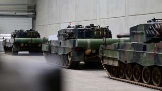 Symbolbild: Leopard-Panzer in einre Halle