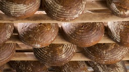 Symbolbild: Regale mit Roggenbrot