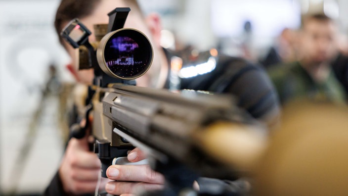 Symbolbild: Das Präzisionsgewehr HLR 338 Pro ist bei der Fachmesse für Sicherheitstechnologie Enforce Tac am Stand der Firma C. G. Haenel ausgestellt (2025).