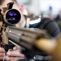 Symbolbild: Das Präzisionsgewehr HLR 338 Pro ist bei der Fachmesse für Sicherheitstechnologie Enforce Tac am Stand der Firma C. G. Haenel ausgestellt (2025).