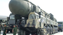 Eine mit Nuklearsprengköpfen bestückbare Interkontinentalrakete vom Typ Topol wird am 23.08.2017 auf einer Rüstungsmesse in Moskau präsentiert.