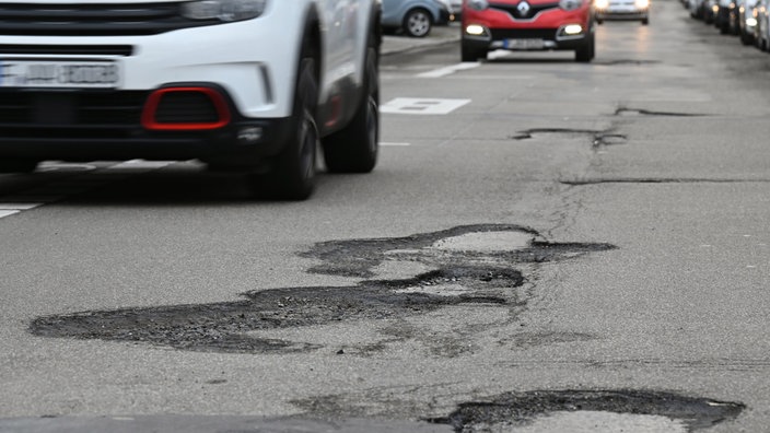 Schlaglöcher in einer Straße. Symbolbild zur Investitionsstau bei Straßensanierung