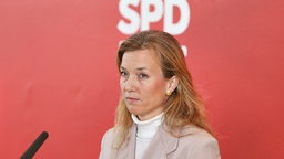 Siemtje Möller, Vorsitzende der SPD-Bundestagsfraktion, bei einem Presse-Statement vor einer Wand mit SPD-Aufdruck