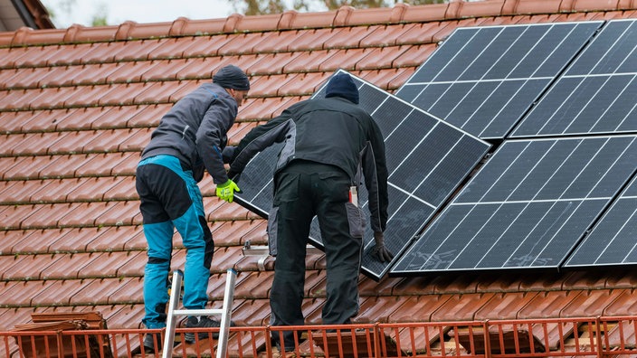 Solaranlage wir dauf ein Dach montiert