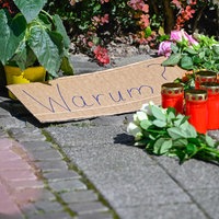 Blumen, Kerzen und ein Schild mit der Aufschrift "Warum" nach dem tödlichen Messerangriff in solingen (24.08.2024).