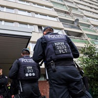 Meldekontrolle in einem Hochhaus in Duisburg. Symbolbild/Themenbild: Sozialbetrug