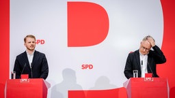 Tim Klüssendorf (l), SPD-Generalsekretär, und Andreas Stoch, Spitzenkandidat der SPD für die Landtagswahl in Baden-Württemberg, geben im Willy-Brandt-Haus eine Pressekonferenz (09.03.2026).