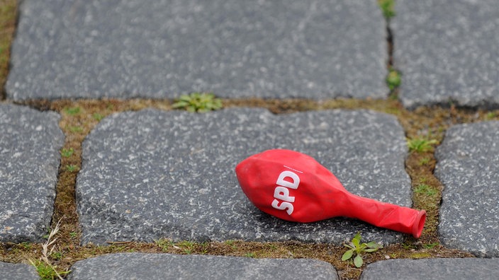 Symbolbild: Ein luftleerer SPD-Ballon liegt auf dem Boden.