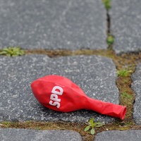 Symbolbild: Ein luftleerer SPD-Ballon liegt auf dem Boden.