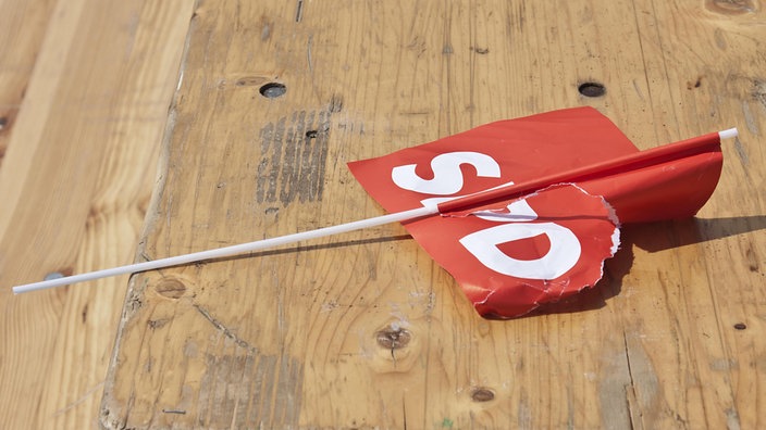 SPD-Fähnchen liegt auf einem Holztisch