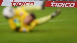 Symbolbild: Fußballspiel, im Hintergrund auf dem Werbebanner der Schriftzug "tipico".