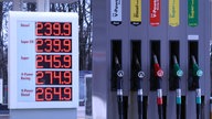 Symbolbild: Preisanzeige an einer Tankstelle am 04.03.2026.