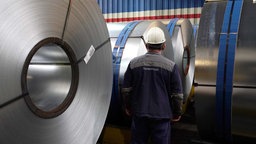 Arbeiter vor Stahlrollen im ThyssenKrupp-Werk Duisburg (2021)