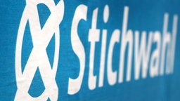 Symbolbild: Ein Kreuz neben dem Schriftzug: "Stichwahl"