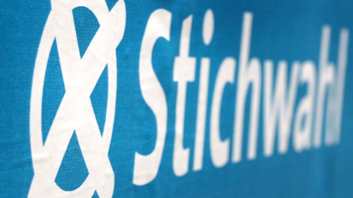 Symbolbild: Ein Kreuz neben dem Schriftzug: "Stichwahl"