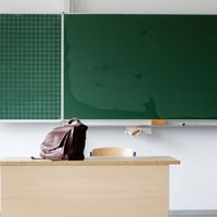 Klassenzimmer mit leerem Lehrerpult
