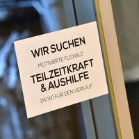Symbolbild: Aushang "Wir suchen Teilzeitkraft und Aushilfe".