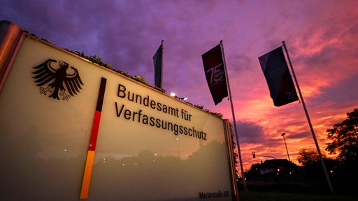 Symbolbild: Eingang des Bundesamts für Verfassungsschutz in Köln