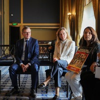 Außenminister Wadephul (CDU) und SPD-Außenpolitikerin Siemtje Möller (weiße Jacke) sitzen am 01.08.25 in der Bibliothek des Delegationshotels mit Angehörigen von Hamas-Geiseln