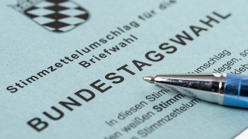 Ein Kugelschreiber liegt auf einem Stimmzettel für die Briefwahl zur Bundestagswahl. Symbolbild