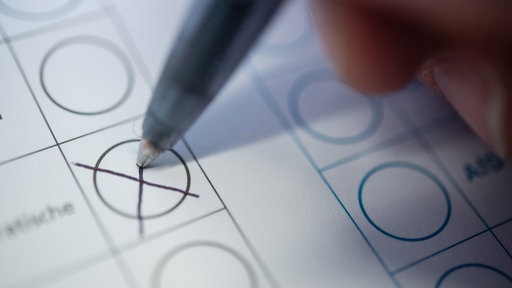 Eine Person macht ein Kreuz auf einem Wahlzettel. Symbolbild: Landtagswahl in Baden-Württemberg