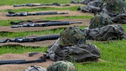  Ausrüstungen von Soldaten in der Grundausbildung liegen auf dem Gelände