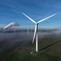 Windräder auf einem Feld bei Bergheim
