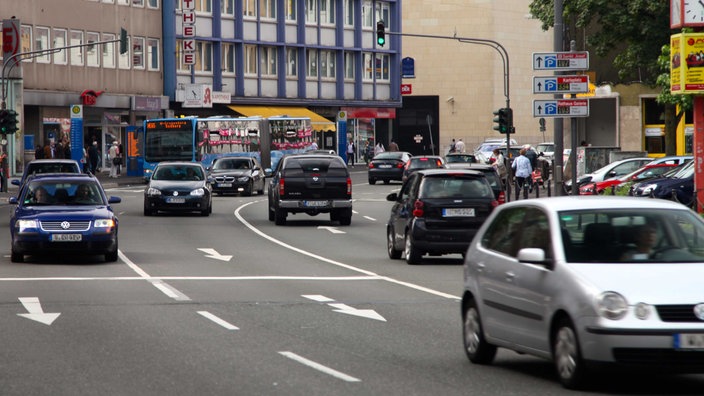 Archivfoto: Autoverkehr in der Wuppertaler Innenstadt (2013)