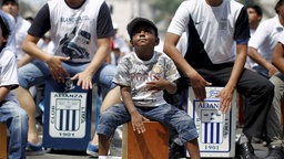 Symbolfoto: Ein Junge mit Cajon während des 8. internationalen Cajon-Festivals in Lima, 2015
