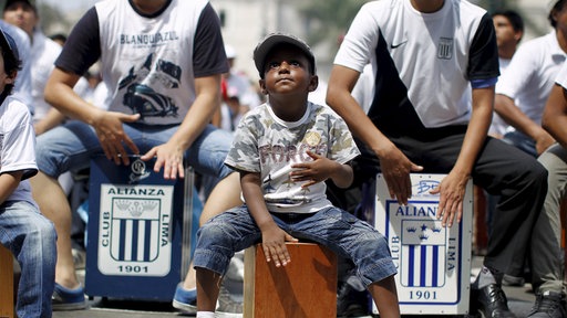 Symbolfoto: Ein Junge mit Cajon während des 8. internationalen Cajon-Festivals in Lima, 2015
